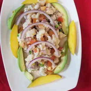 Un rico sebiche de camarón y pescado