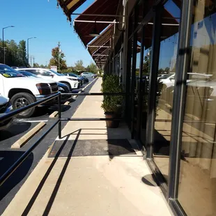 Taqueria El Manhattan entry blocked from sidewalk access so no handicapped access from walkway, only from south end of parking lot