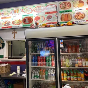 Tacos, sopas, Pupusas y mas comida mexicano.