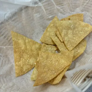 Free chips with two kinds of salsa served as soon as you sit down. The chips are grease-free and salt-free, with a toasty corn flavor