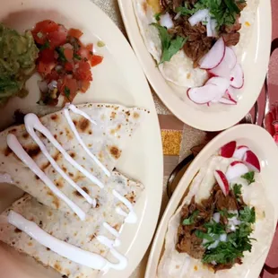 Quesadillas y tacos de birria.... tortillas de harina hechas a mano.