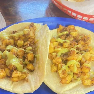 Tacos de papa con chorizo en tortilla de maíz