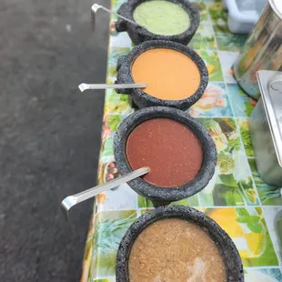 Deliciosas salsas abanero salsa molcagete salsa de aguacate salsa de cacahuete salsa de chile de árbol