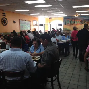 Les recomiendo este lugar siempre esta yeno tengo que esperar un poco bale la pena buena comida buen servicio  y buen precio