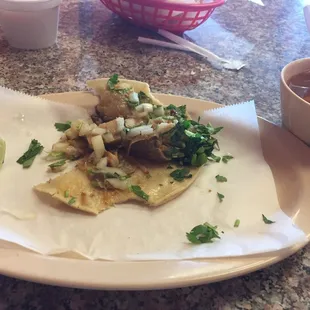 Taco de chicarron with bean soup