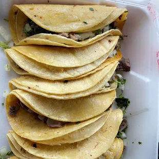 Lengua e barbacoa tacos