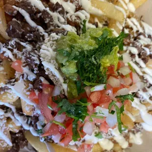 California fries cheese, sour cream, pico de gallo, avocado, onions and beans. muy delicioso