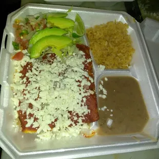 Enchiladas de pollo salsa roja con queso fresco