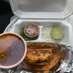 Tacos de birria con consome