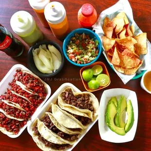 Orden de Carde Asada &amp; Salchicha para asar Tacos. Cebolla Asada, Pico de Gallo, aguacate y salsas.
 Picture By JMJ Gratification