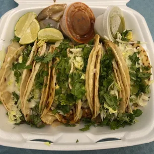 6 delicious tacos (Al pastor, lengua, cachete)