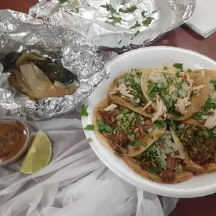 3 tacos de pollo, 3 tacos de carnitas