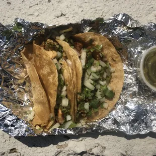 Street tacos con salsa verde