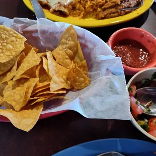 Crispy chips, medium-spicy salsa, pico de Gallo.