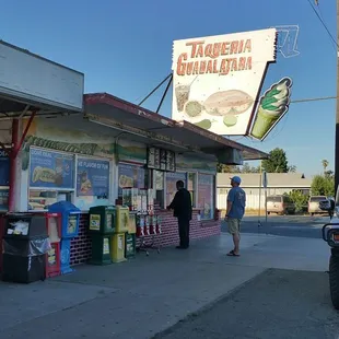 Walk up &amp;: order.  Cool.  Easy.  Fun.  :-)