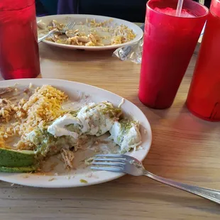 Good food dirty cups. They just rinse  there dishes not wash them I hope I don't get sick.