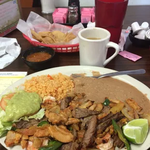 Plato de Cameron con carne y pollo