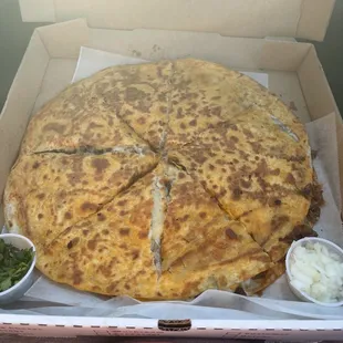 La birria pizza esta súper rica , la recomiendo y te atienden muy amable , siempre que podemos regresamos