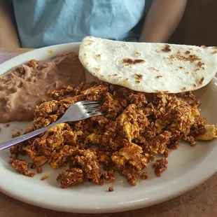 Huevos con chorizo plate