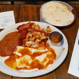 a plate of breakfast food