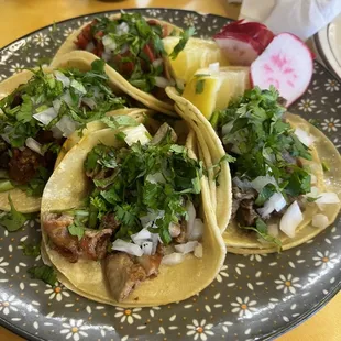Tacos: 1 Al pastor, 1 tripas, 1 cabeza, 1 buche.