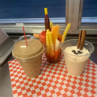 Café frío, vaso de fruta , arroz con leche