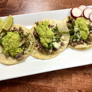 Some delicious carne asada tacos with guacamole!