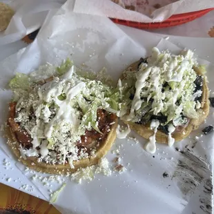 Sope de chicharrón guisado y huitlacoche