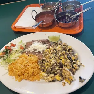 La machaca es  carne con huevito acompañado de arroz, frijoles y salsas.  También ofrecen tortillas de maíz  o harina