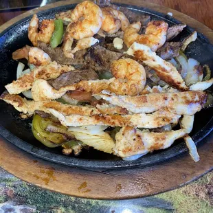 Fajita and grilled shrimp plate