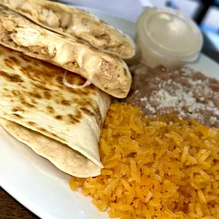 Quesadilla de pillo con frijoles y arroz