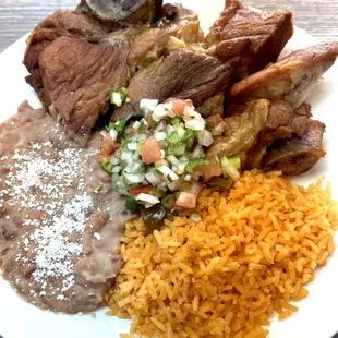Platillo de fin de semana 
Carnitas con frijole y arroz un poco de pico de gallo