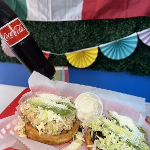Sopes de asada y pollo con aguacate ariba