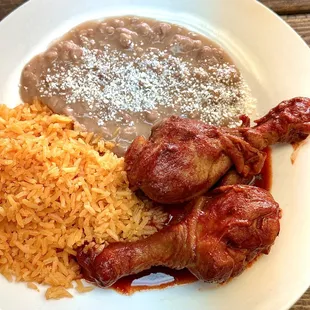 Platillos Fin de semana 
Pollo rojo con arroz y frijoles fritos
