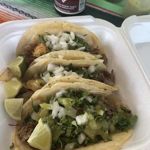 Tacos de carnitas, bistec y al pastor.