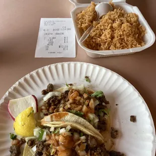 2 tacos de carne asada y arroz y Jamaica.