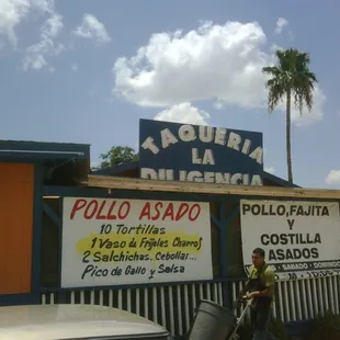 La Diligencia..  Outside-o