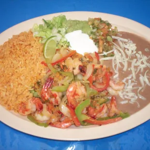 Grilled shrimp with jalapenos, tomatoes and onions