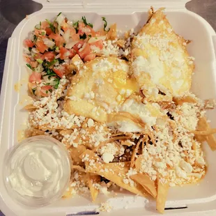 Chilaquiles rojos con huevos estrellados...