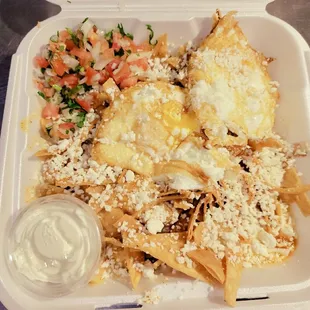 CHILAQUILES ROJOS CON HUEVOS ESTRELLADOS