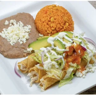 Flauta de papá y chorizo frijoles y arroz