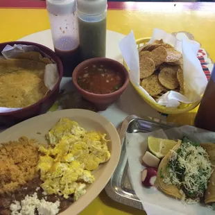 Spicy pork tacos with eggs, rice and bean. Refreshing tamarind water was a perfect choice too!