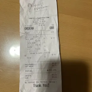 Lo pueden creer?Me cobraron $2 por dorar la tortilla y la carne!Y a parte las cajeras son groseras PÉSIMO
