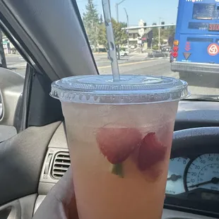 Agua de fresa y limon