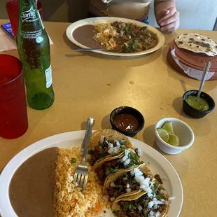 Tacos Con arroz y Frijoles y Un 5. Bistec a la Mexicana Plate