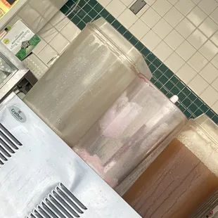 Mal servicio del que toma la orden y no tiene ni agua y todavía pregunta qué agua quieren que no chingue  ignorante
