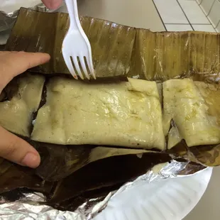 Tamal de pollo en hoja de platano