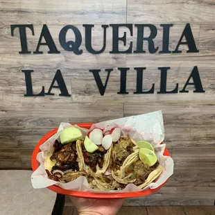 Tacos de carnitas and pastor