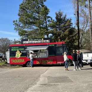 Food truck. Great social distancing!