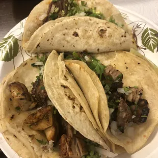 Tacos: Carnitas, barbacoa, pollo.